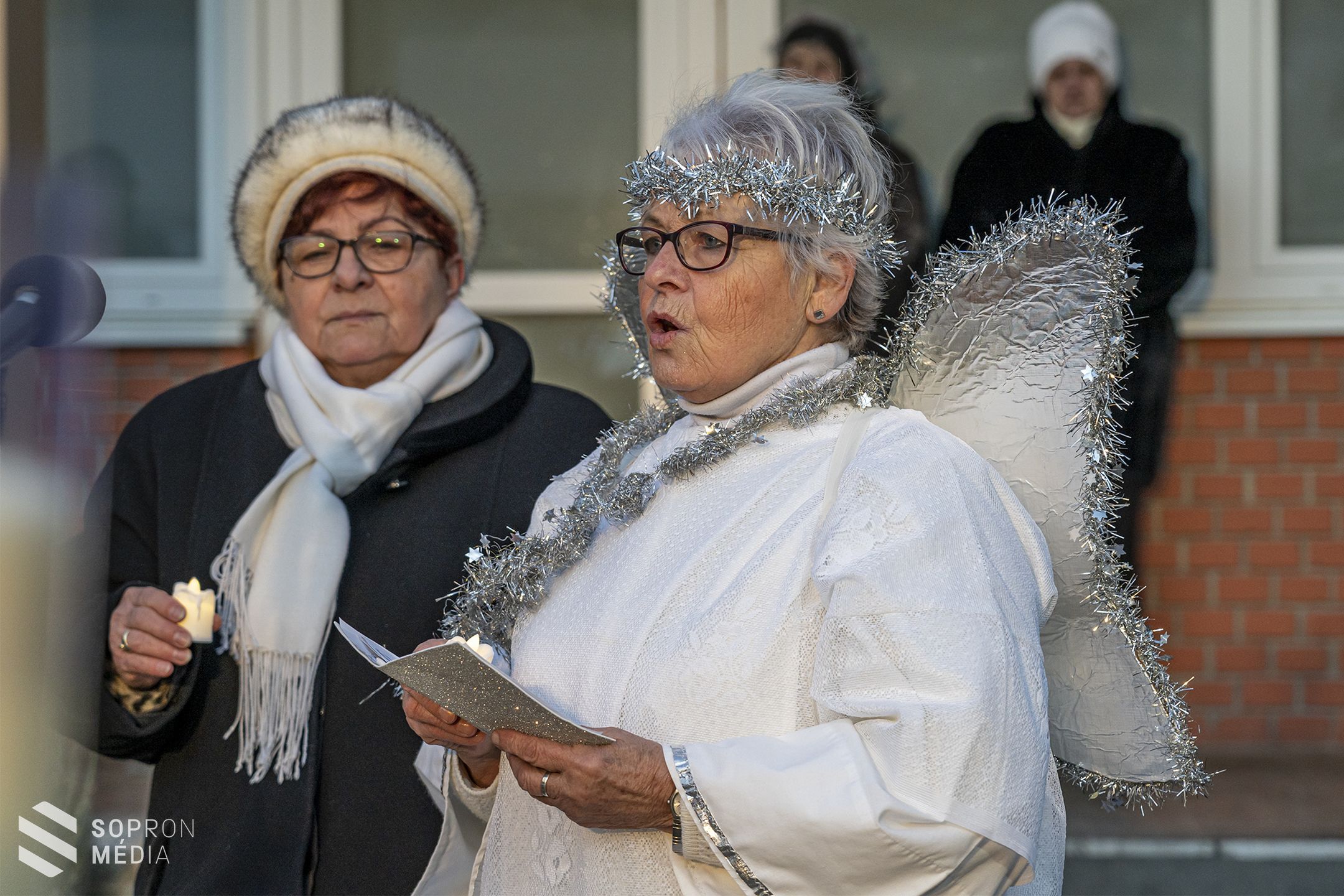 Fellobbant a negyedik adventi gyertyaláng a Jerevánon