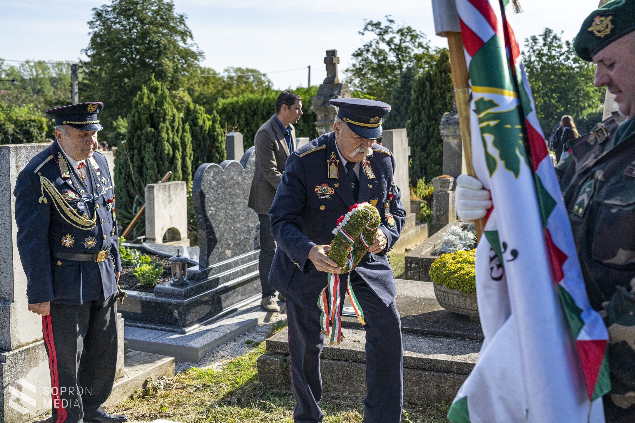 A hősök emléke előtt tisztelegtek Ágfalván