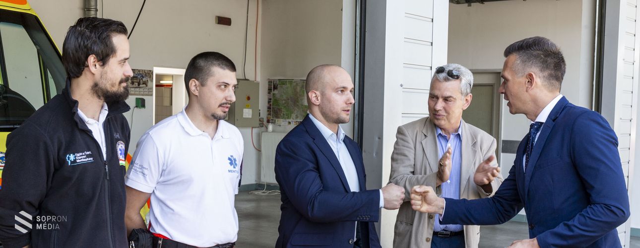 Jutalmat kaptak az önkormányzattól Sopron legelhivatottabb mentősei