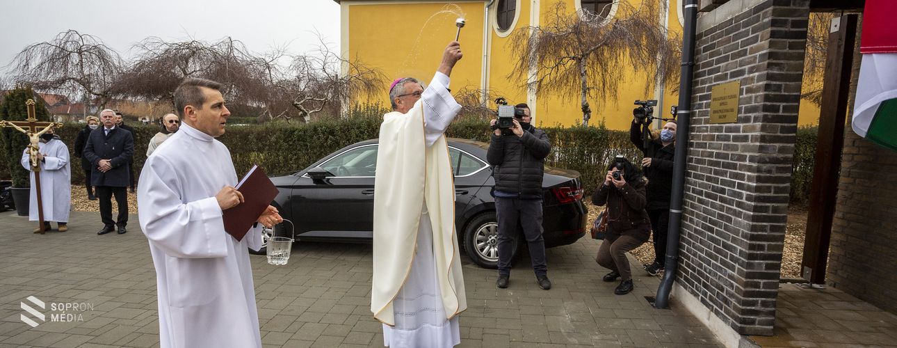 Átadták az új  Plébániát Kópházán
