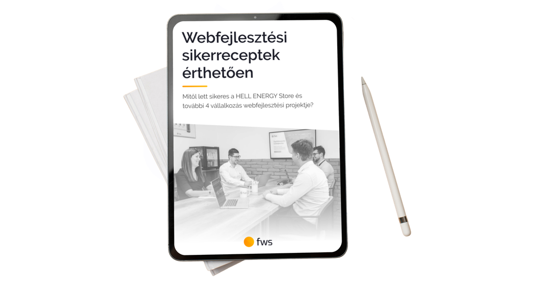 A „Webfejlesztési sikerreceptek érthetően” e-book borítója tableten, megbeszélést tartó csapat fotójával