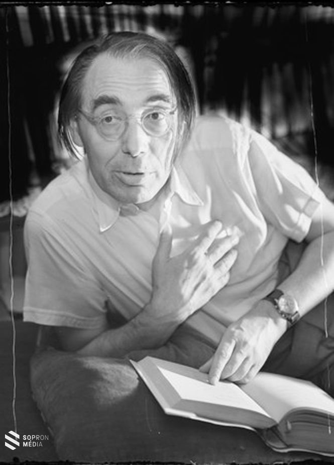 Gink Károly - Szabó Lõrinc fotelben ülve könyvvel a kezében. 1955. (Megjelent: Gink Károly Hatvanhat portré 37. kép) 