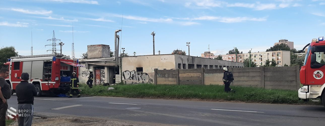 Tűz volt egy elhagyatott épületben Sopronban
