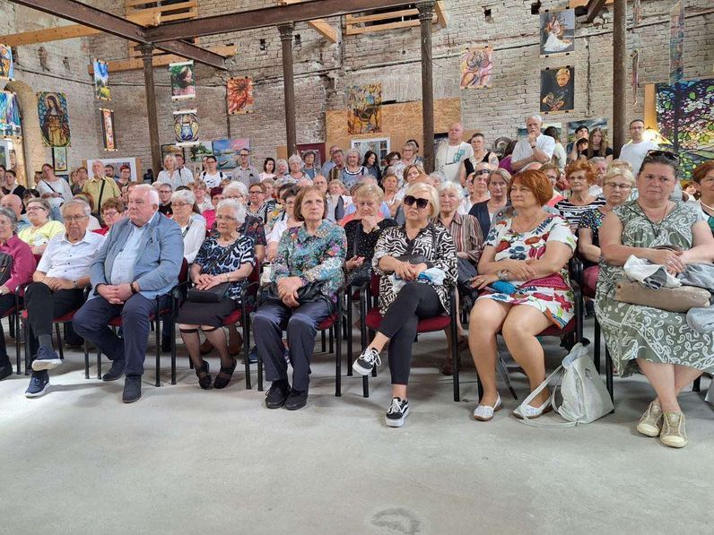 Kiállításmegnyitó a zsinagógában