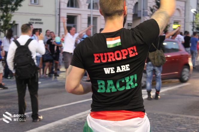 Szurkolók Sopronban a Várkerületen (2016)