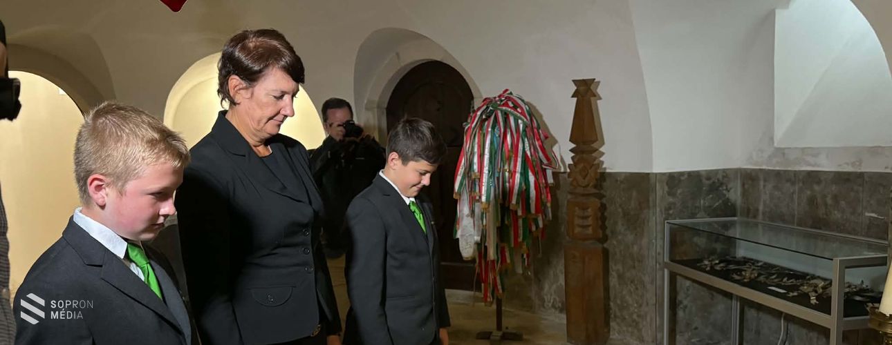 Széchenyi István 235. születésnapja alkalmából tisztelegtek a legnagyobb magyar sírjánál Nagycenken