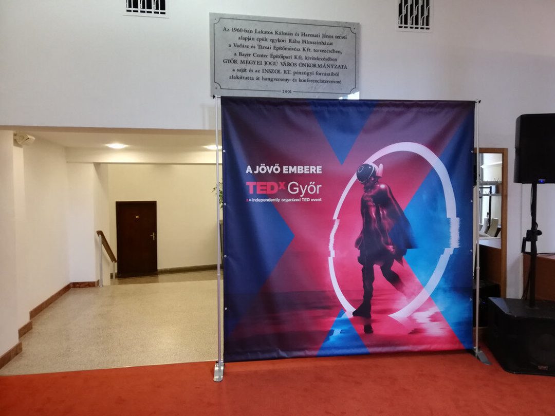 „A jövő embere – TEDx Győr” fotófal a konferenciaterem előterében, piros szőnyegen