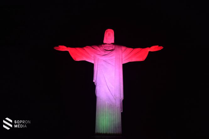 Magyar nemzeti színekkel világították ki a Megváltó Krisztus szobrot Rio de Janeiróban