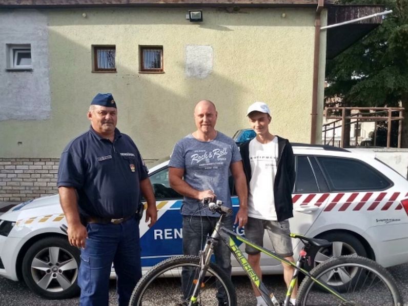 Lopott kerékpárt adtak vissza a rendőrök tulajdonosának