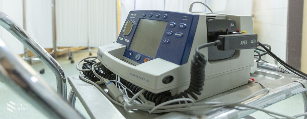 Új defibrillátort kapott a Soproni Gyógyközpont