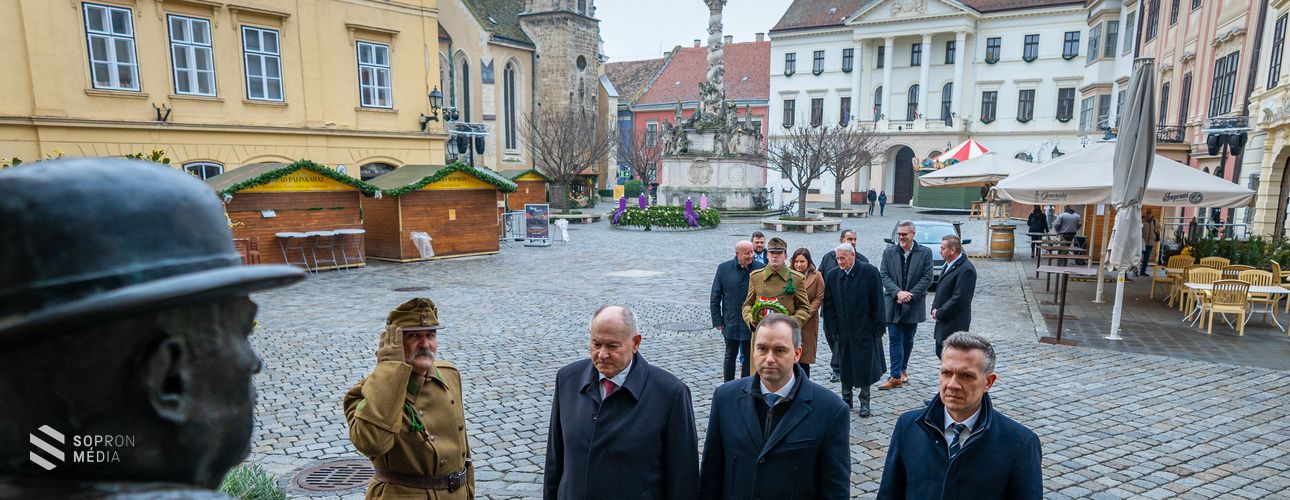 Csendes főhajtás és koszorúzás a hűség napja alkalmából