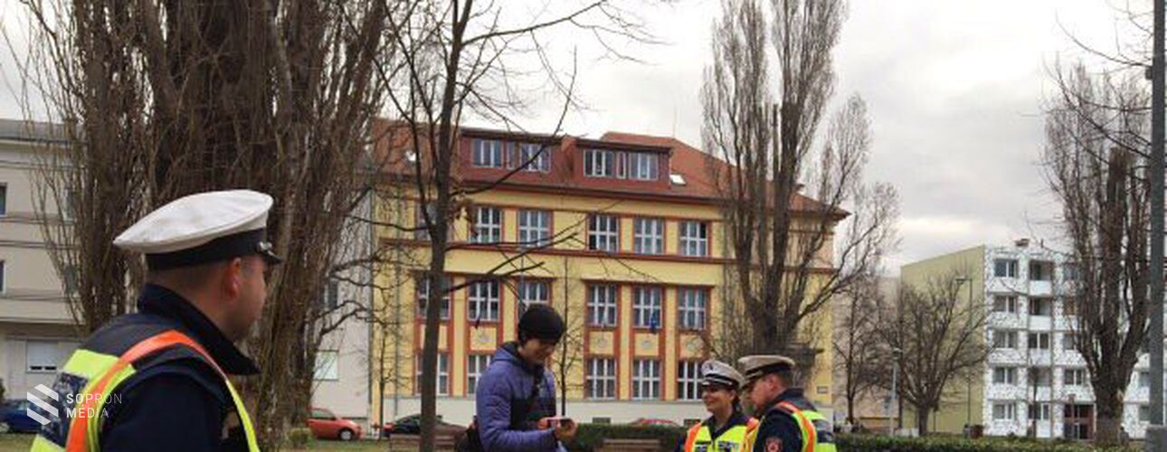 A rendőrség ellenőrzött és ajándékot is adott a kerékpárosoknak 