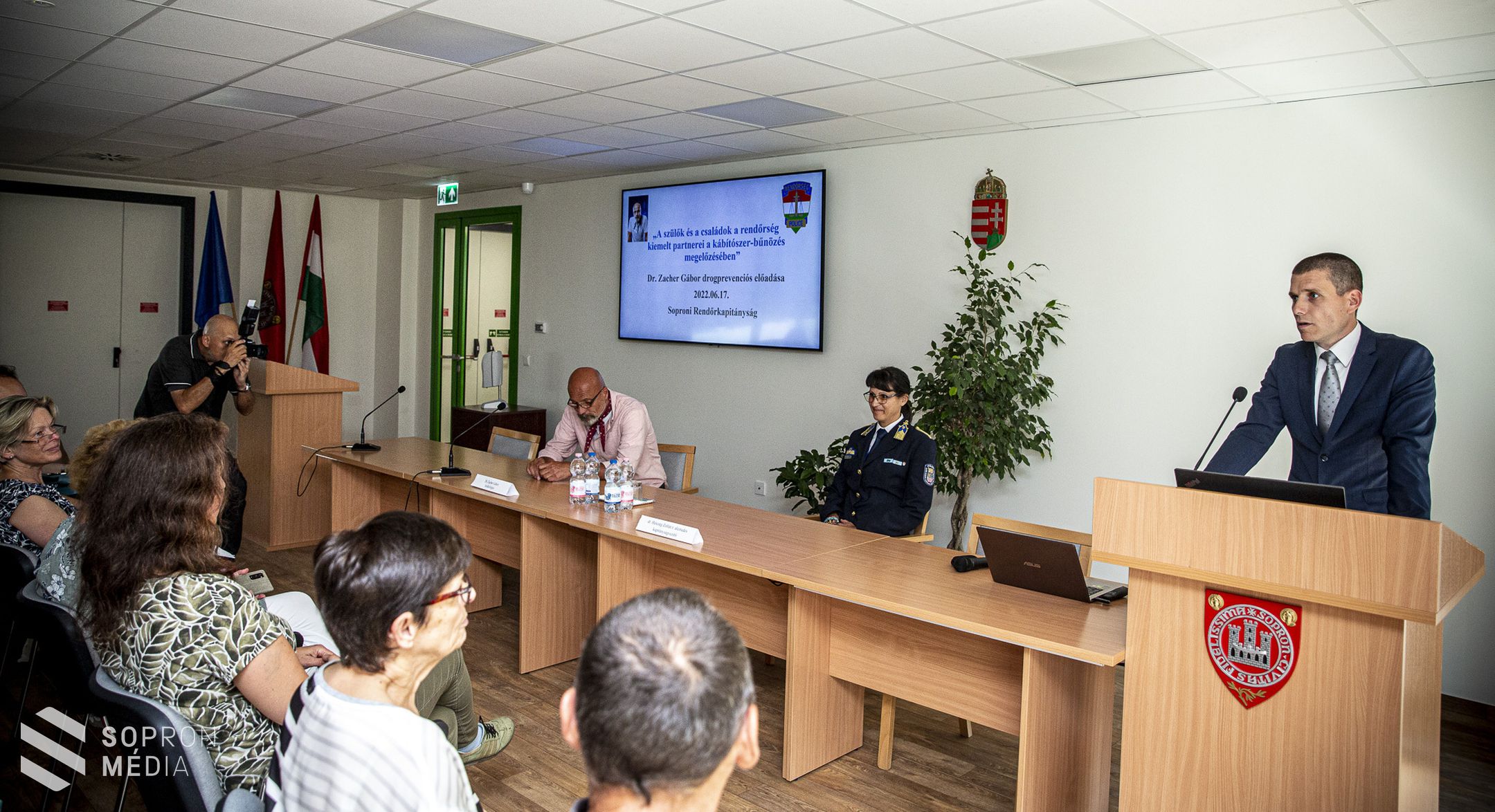 Tud-e nemet mondani? - Dr. Zacher Gábor toxikológus tartott előadást a Soproni Rendőrkapitányságon