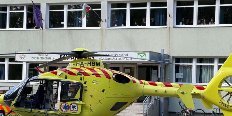 Mentőhelikopter szállt le a Soproni SZC Fáy András Technikum épülete elé!