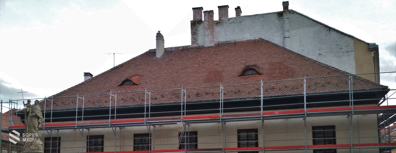 A Fő tér irányából lehet behajtani az Új utcába