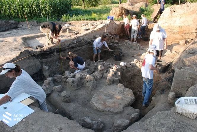 A regölyi pannon központ több mint 2500 éves temetkezőhelyének feltárása (2011-12)