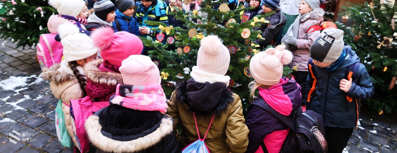150 kisiskolás díszített karácsonyfát