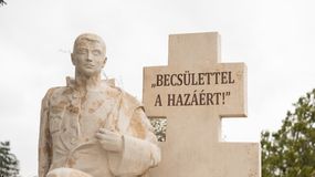 „Becsülettel a hazáért!” - Felavatták a felújított Szántó Róbert síremléket a Szent Mihály temetőben