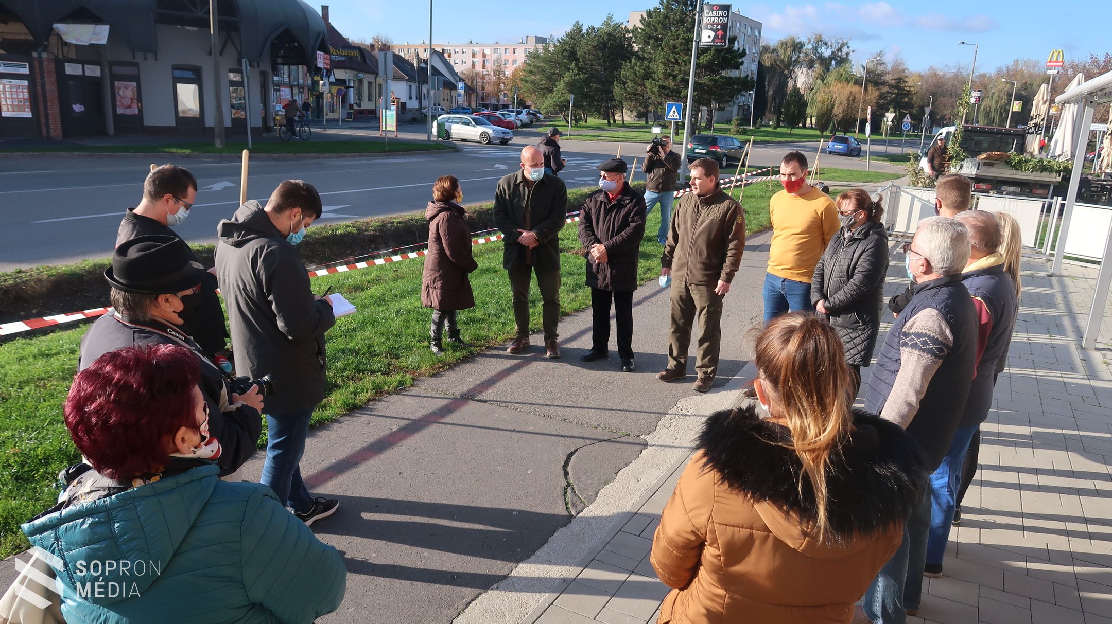 Tíz fát ültettek a Stadion Üzletháznál