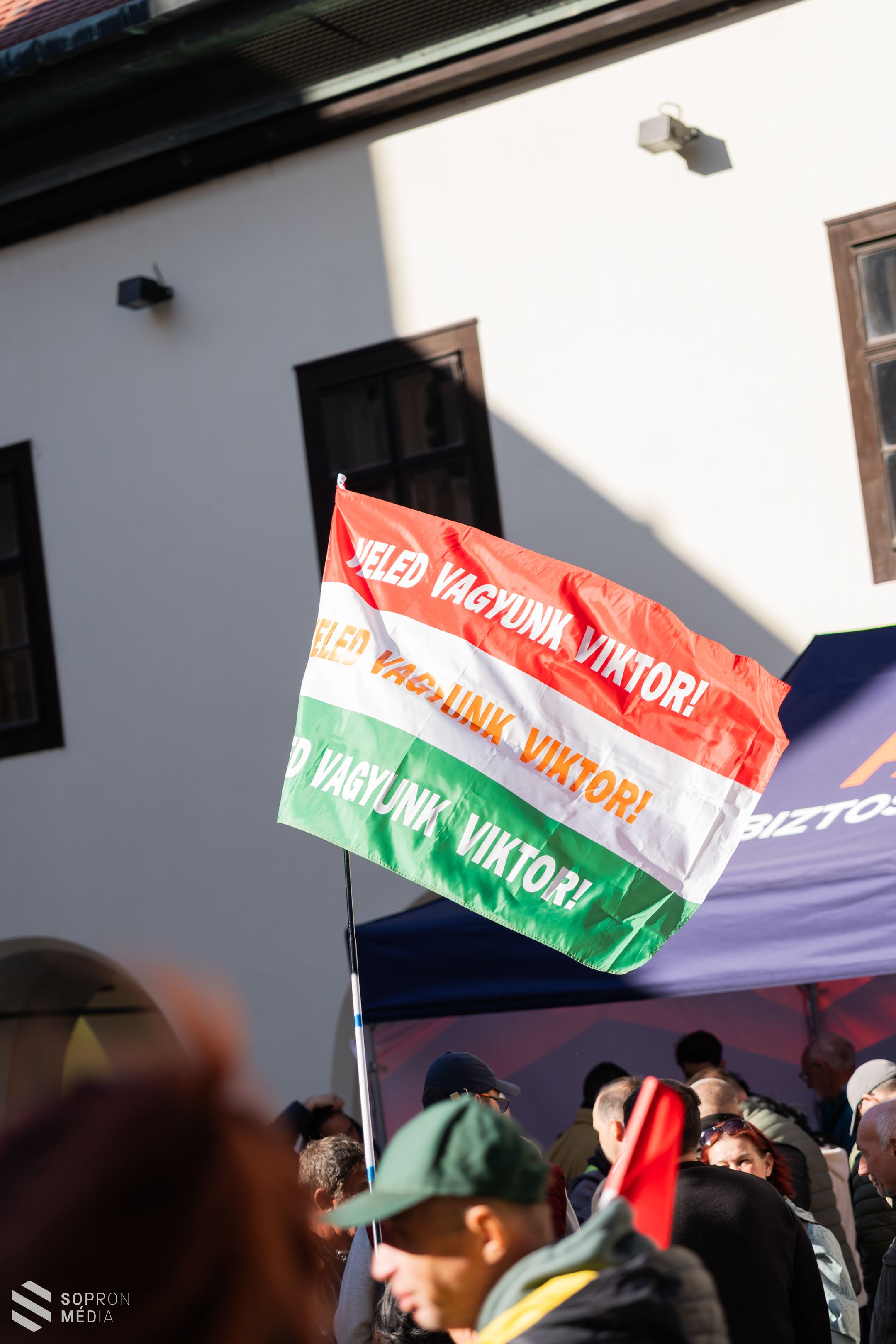 Békemenet vezette fel Orbán Viktor nagygyűlését Sopronban - rengetegen érkeztek a Fő térre