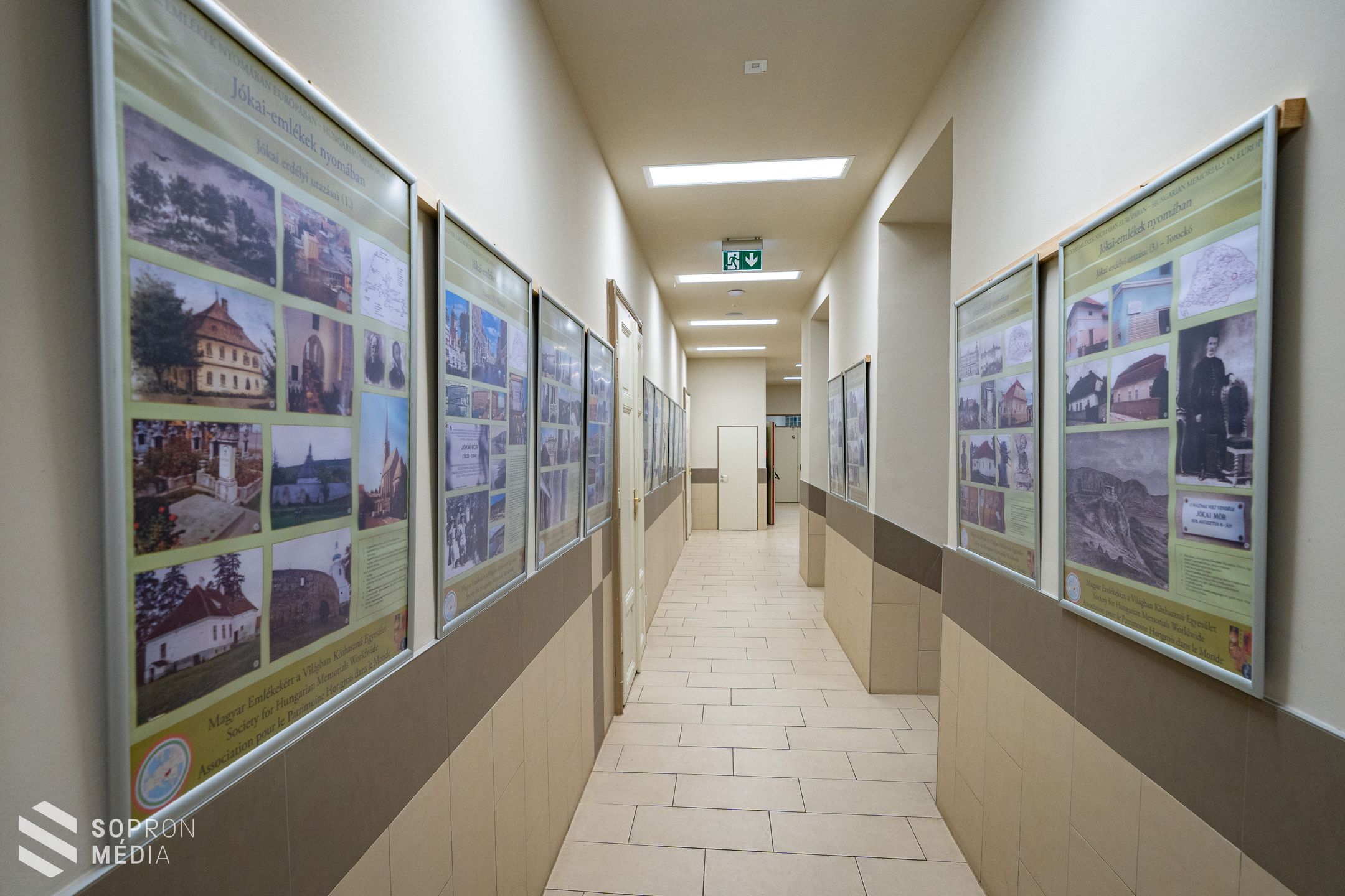 „Jókai emlékek a világan” címmel nyílt kiállítás a Szent Orsolya Római Katolikus Gimnázium alulájában