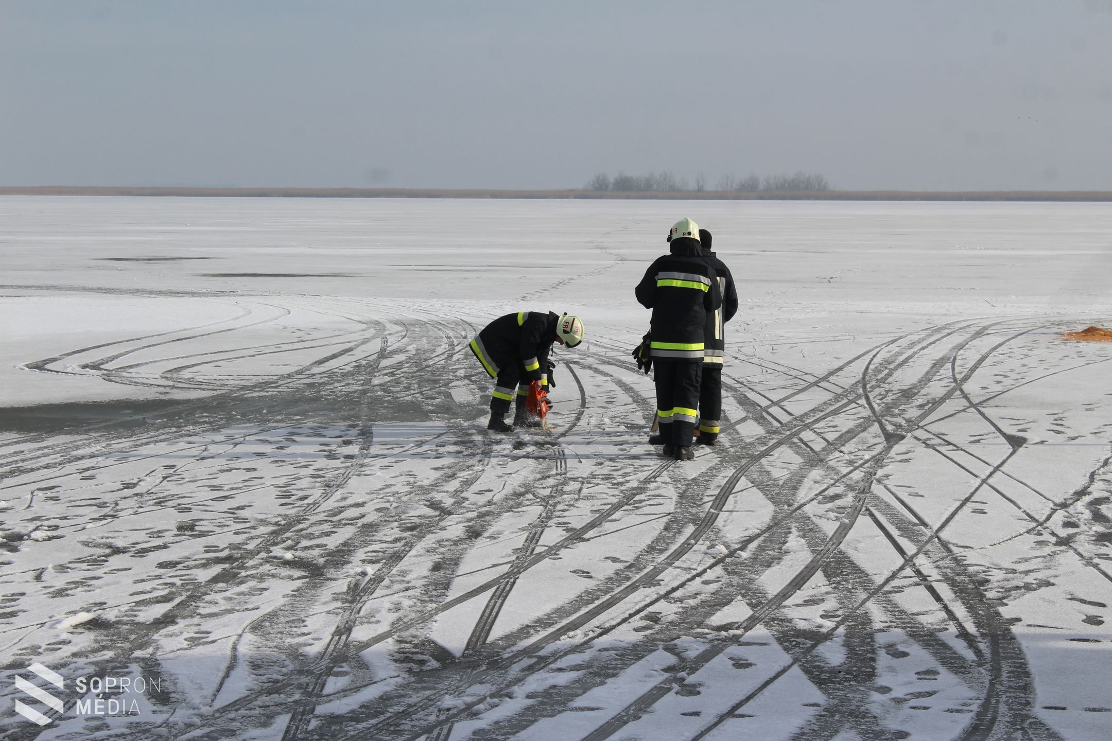 Gyakorlaton mutatták be a jeges Fertőből való mentést (képgaléria)