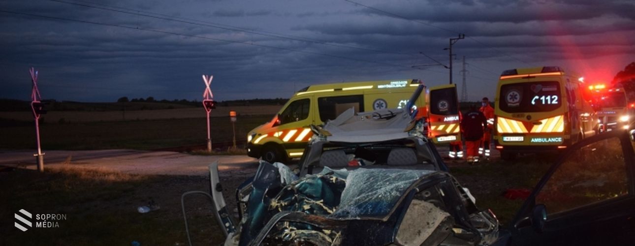 Elaludhatott vezetés közben az a sofőr, aki egy fának csapódott a 84-esen