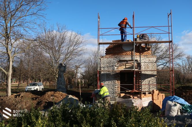 A nagycenki Remetekápolna újjáépítése is megvalósul a projekt során. 