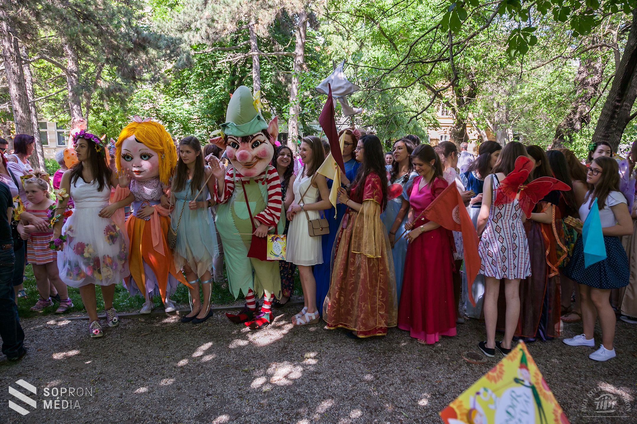 Tündérek és manók százai vonultak Sopronban