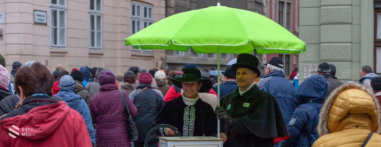 Esőben is hallatlanul népszerű volt a Gyorstalpaló