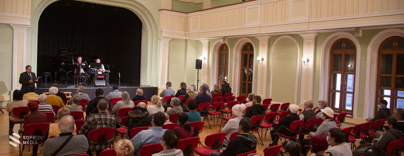Ajándékkal kedveskedett az önkormányzat a rászoruló időseknek