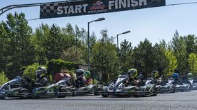 Zúgtak a gokartok a Racing Arénában!