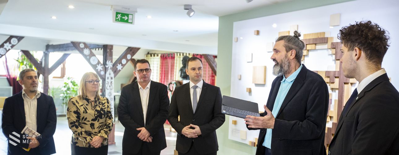 Cél a digitalizáció – Újabb számítástechnikai eszközöket kaptak a széchenyis diákok