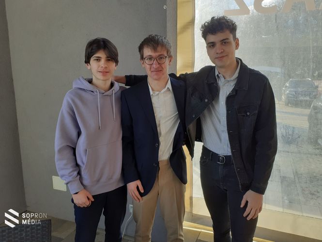 Ábrahám Gergő, Kiss Dániel és Winkler Dominik, az ötletversenyt megnyert csapat tagjai.