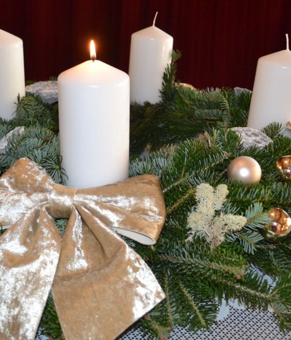 Ég a hit gyertyája a Líceum adventi koszorúján