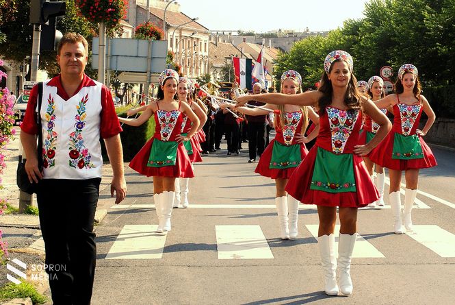 Az egyik Soproni Ünnepi Hetek megnyitóján a mazsorettek élén Németh József
