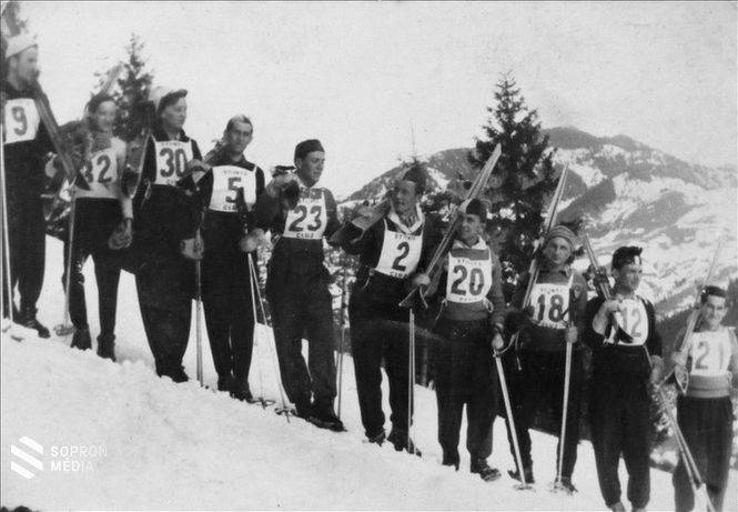 Egy 1955-ös síverseny résztvevőiről készült fotó 