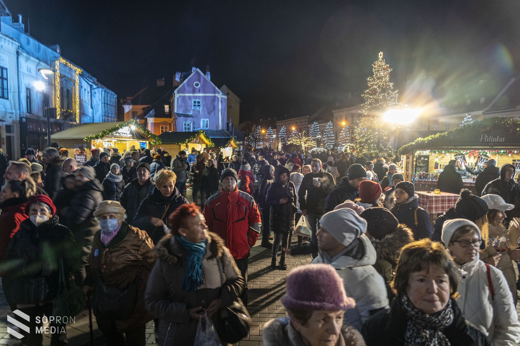 Meggyújtották az első gyertyát Sopron adventi koszorúján 