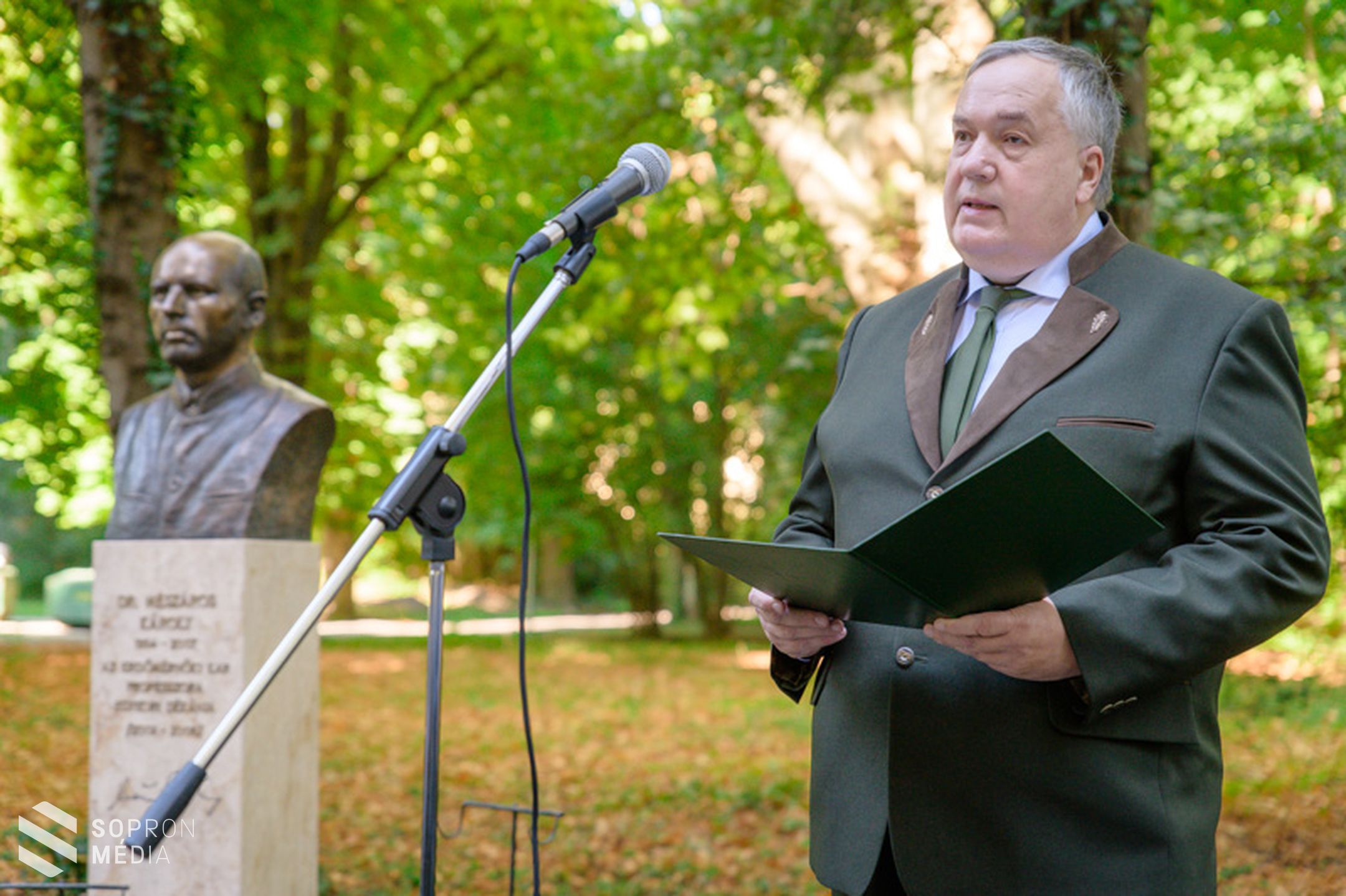 Szobrot állítottak prof. dr. Mészáros Károly tiszteletére