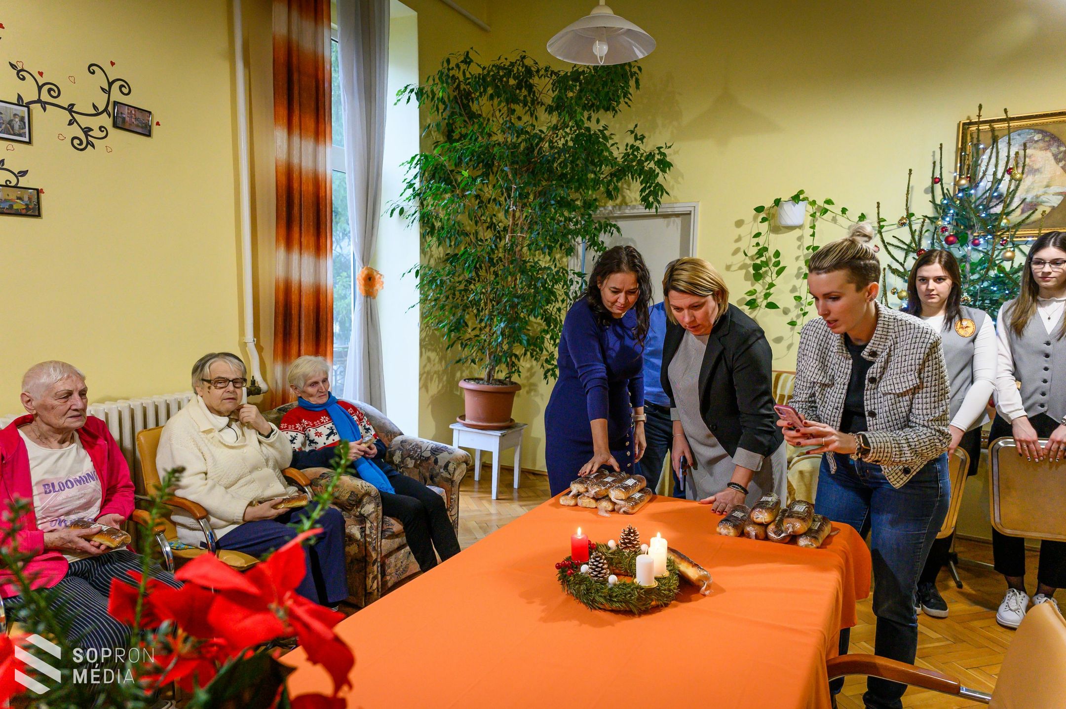 Karácsonyi bejgli a soproni tűzoltóknak és mentőknek, valamint a Soproni Szociális Intézmény ellátottjainak
