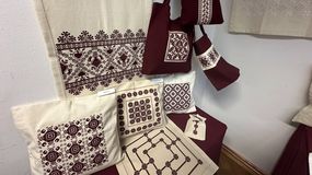 Hagyomány és alkotás: megnyílt Sebőkné Fekete Mária hímzéskiállítása Sopronban