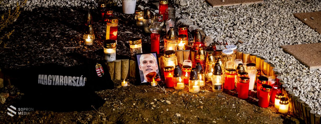 Gyertyát gyújtottak Csollány Szilveszter otthonánál