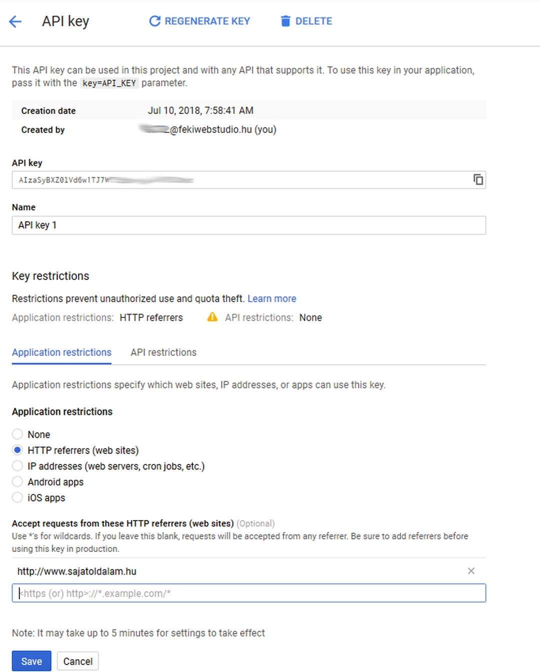 Az API-kulcs beállításai: az Application restrictions alatt kijelölt HTTP referrers opció, megadott weboldalcím és Save gomb
