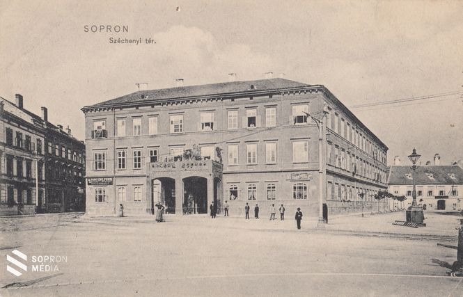 Képeslap az épület fotójával