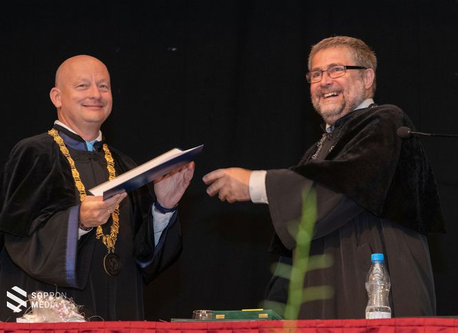 Dr. Varga László, a Benedek Elek Pedagógiai Kar dékánja átveszi megbízatását dr. Katona Györgytől, a Soproni Egyetem oktatási rektor-helyettesétől.
