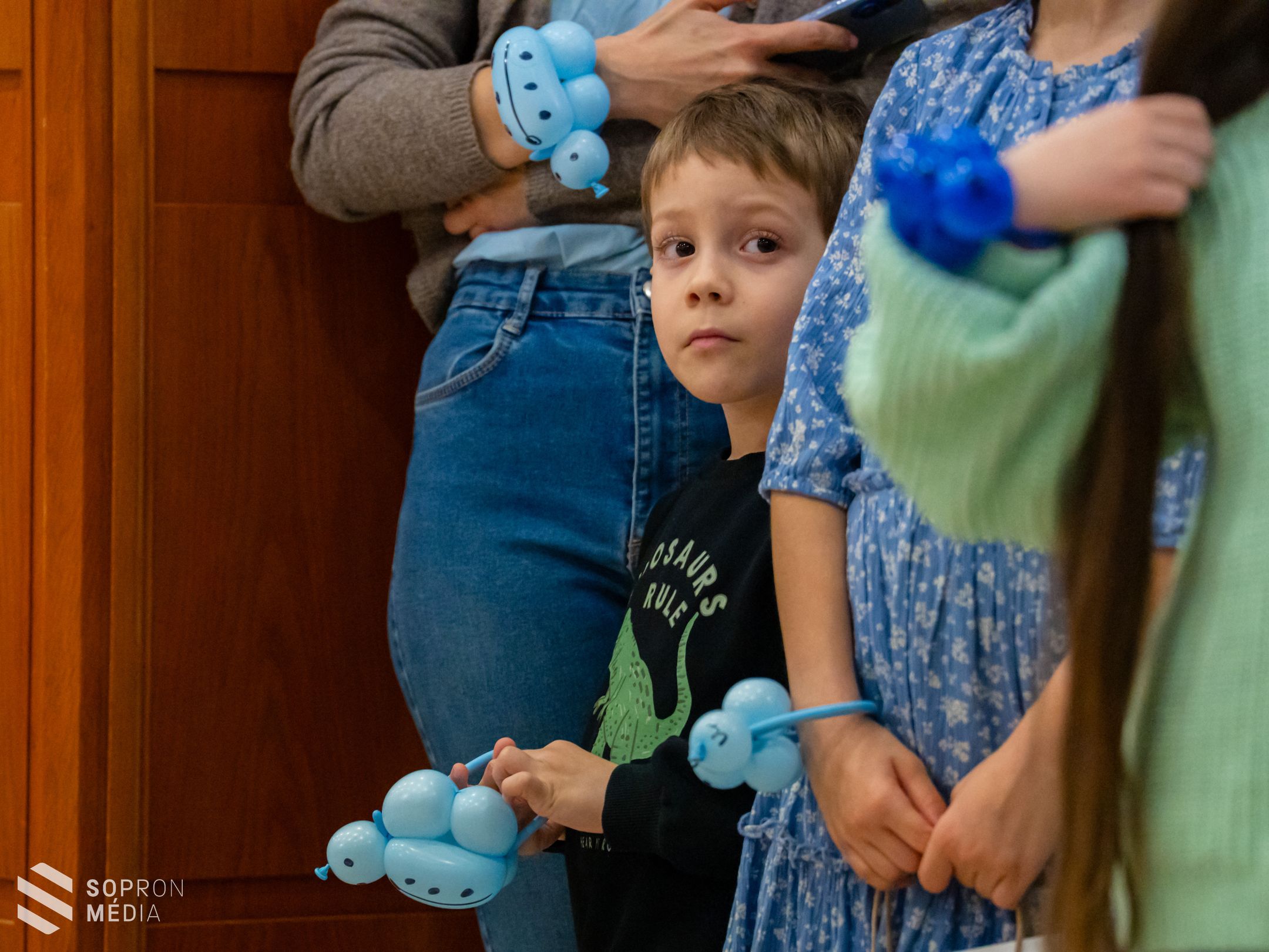 Autizmus világnapja – Rajzpályázat eredményhirdetése után indult a Kék séta
