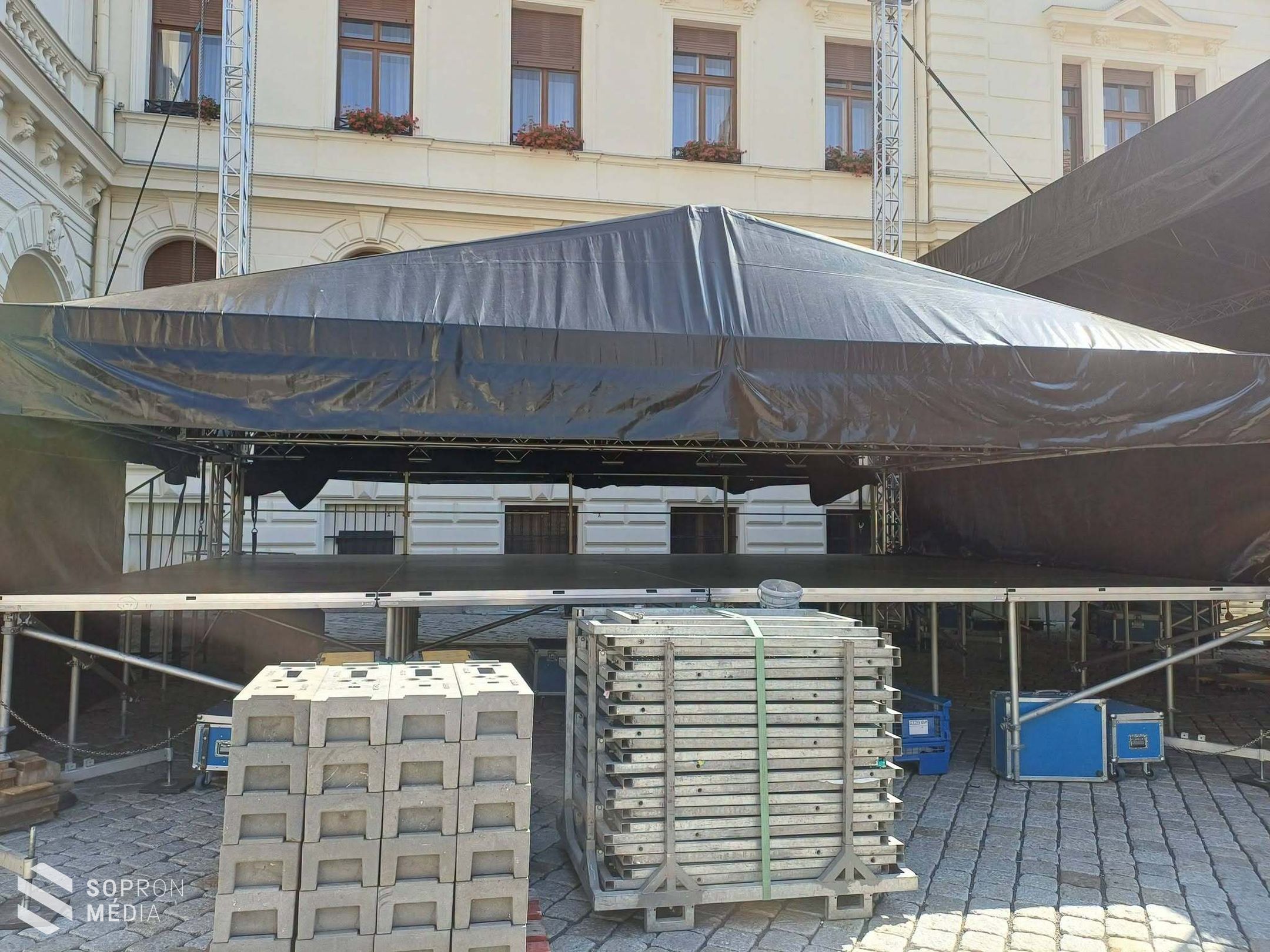 Pár nap múlva kezdődik a Soproni Sörnapok: már zajlik a készülődés a Fő téren és a Várkerületen