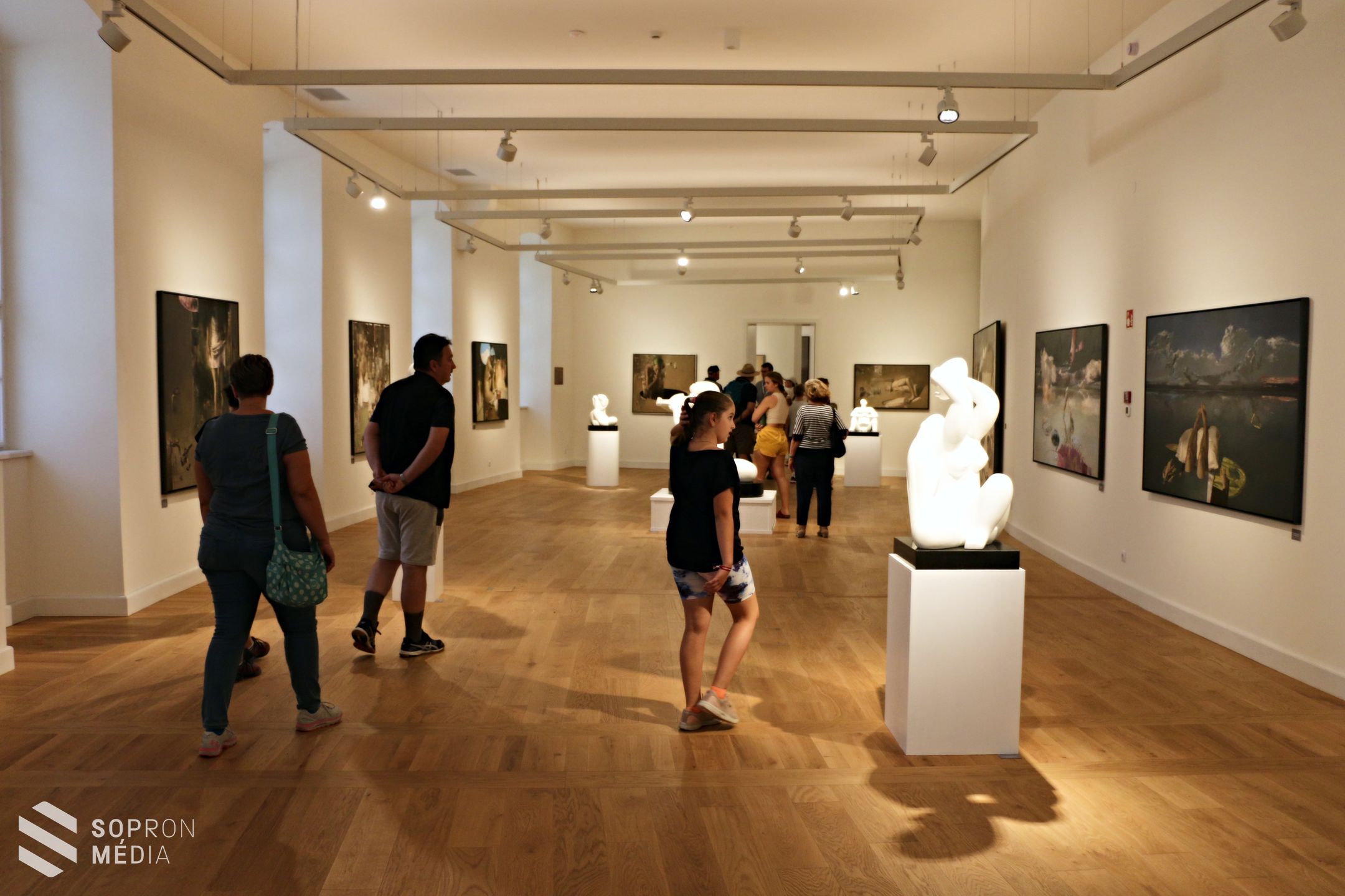 Tömegek a fertődi Esterházy-kastély új kiállításain