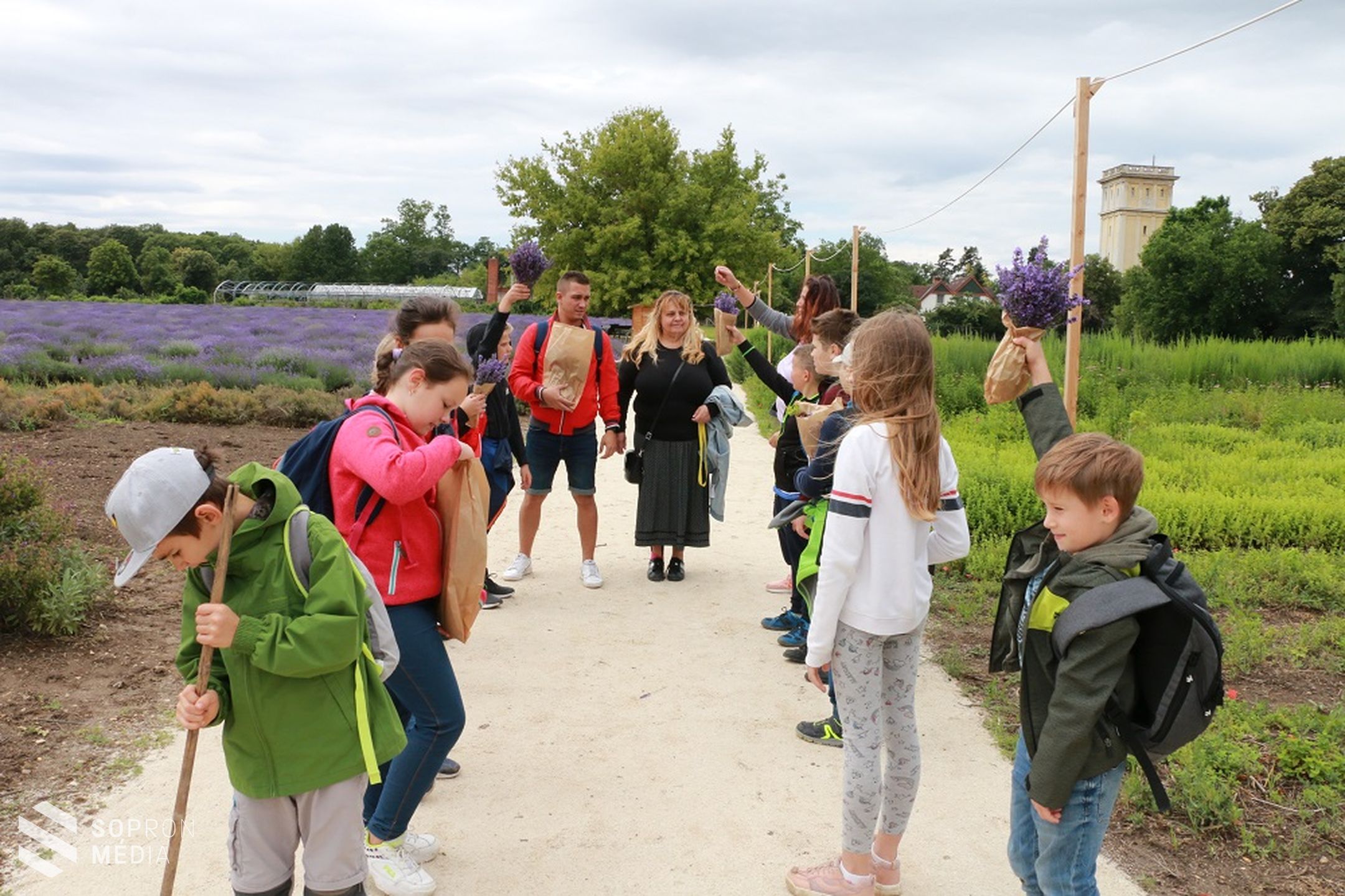 Csoport csoportot követ az Esterházy-kastélyban