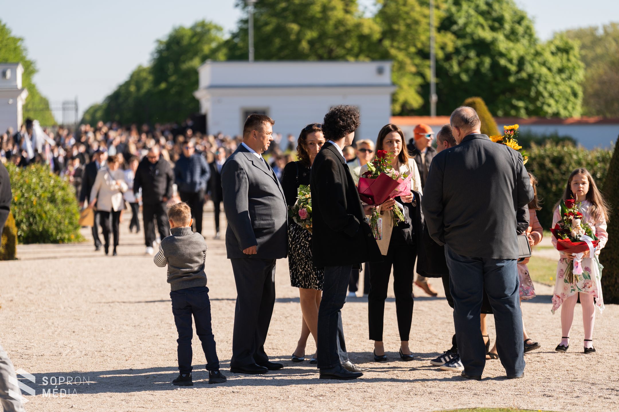 A Széchenyi-kastély parkjában ballagtak a Soproni Széchenyi István Gimnázium végzősei